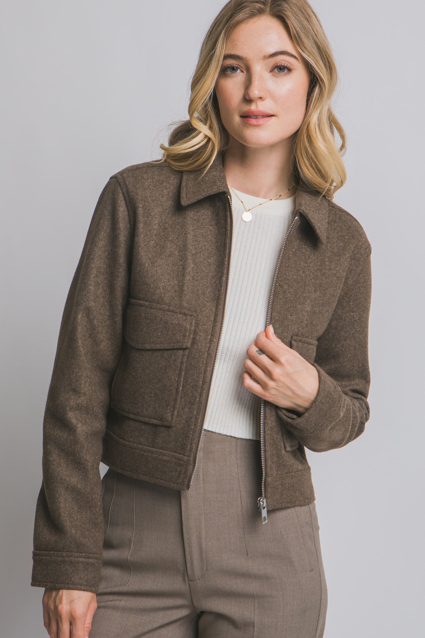 Chaqueta con bolsillos frontales y cierre metálico