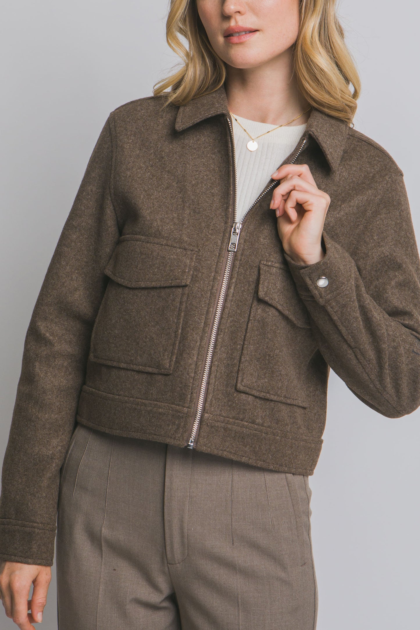 Chaqueta con bolsillos frontales y cierre metálico