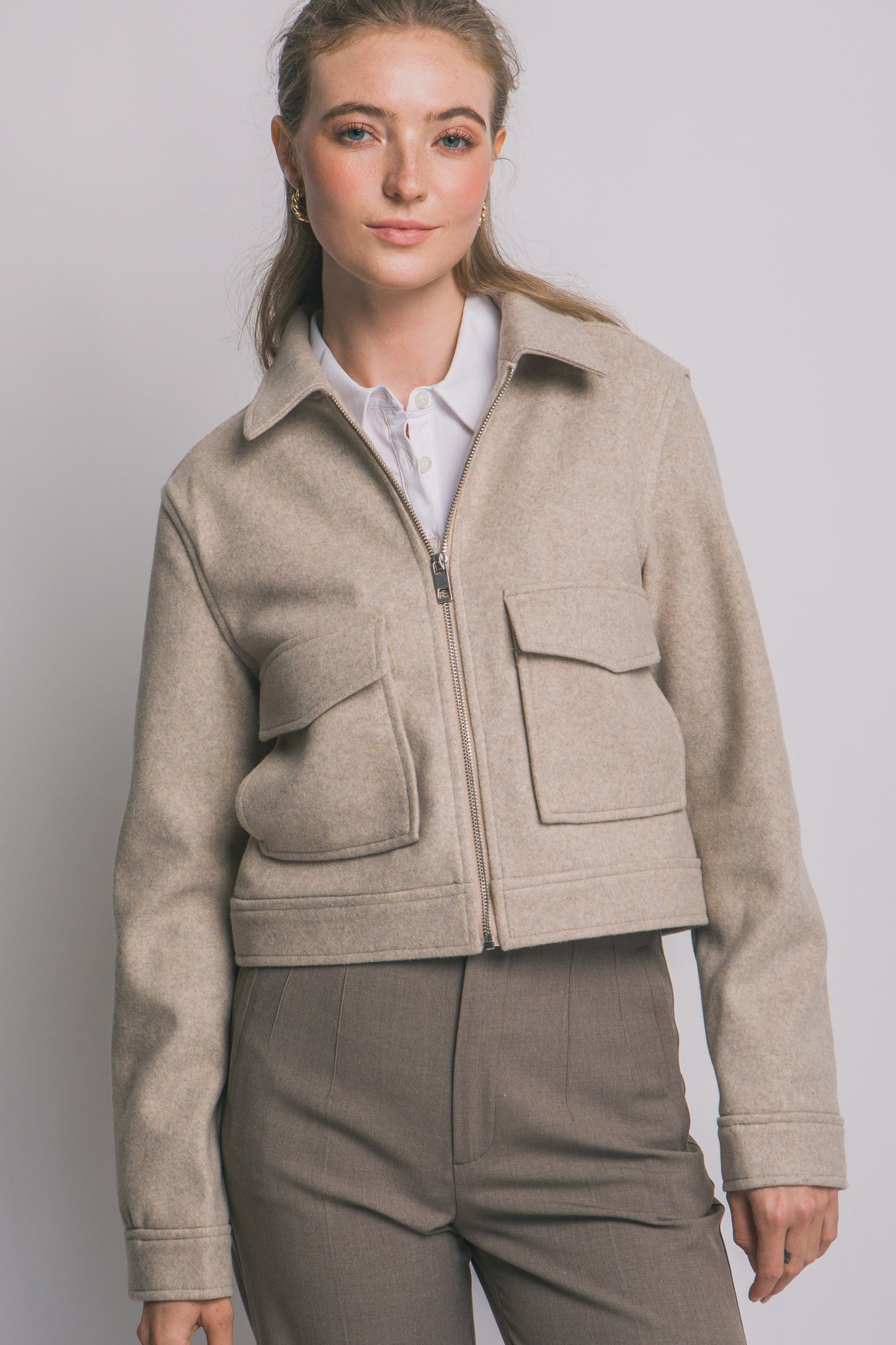 Chaqueta con bolsillos frontales y cierre metálico