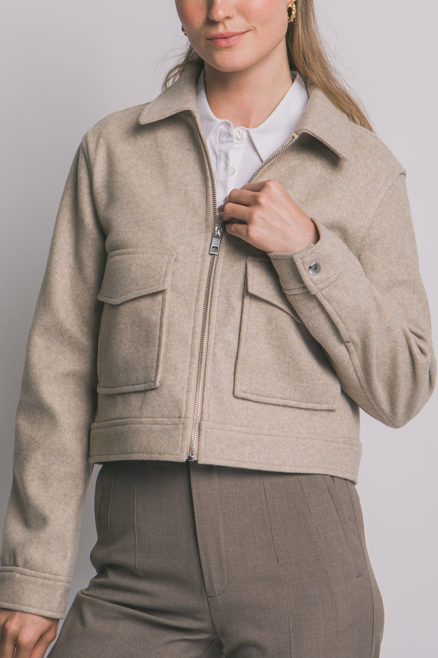 Chaqueta con bolsillos frontales y cierre metálico