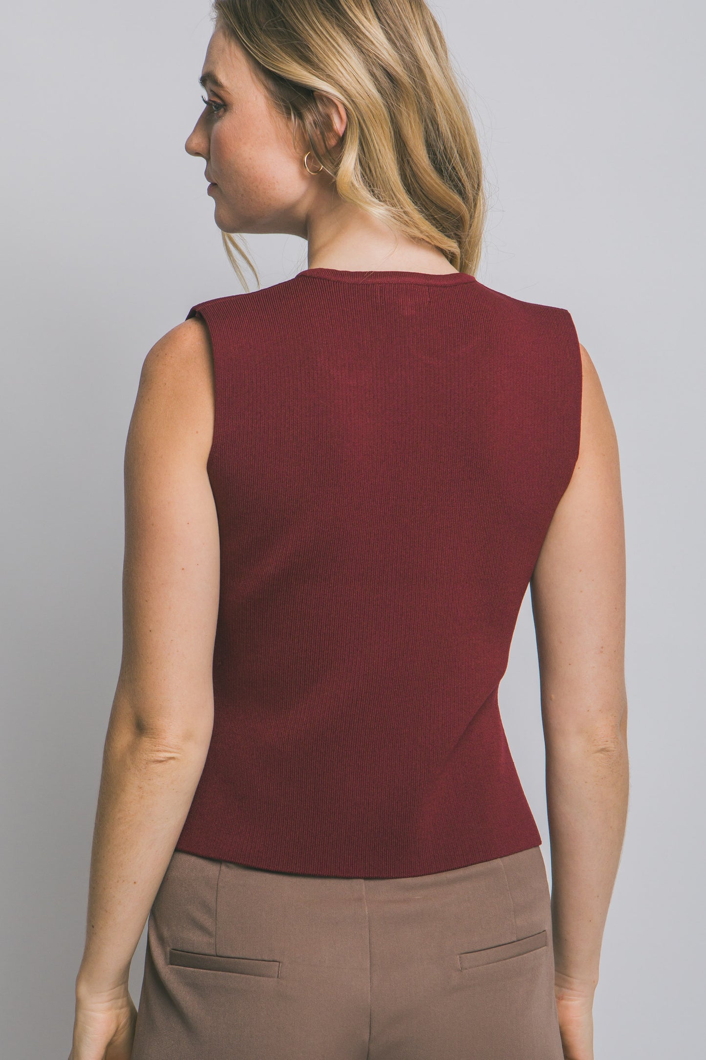 Top sin mangas cuello V 2 botones
