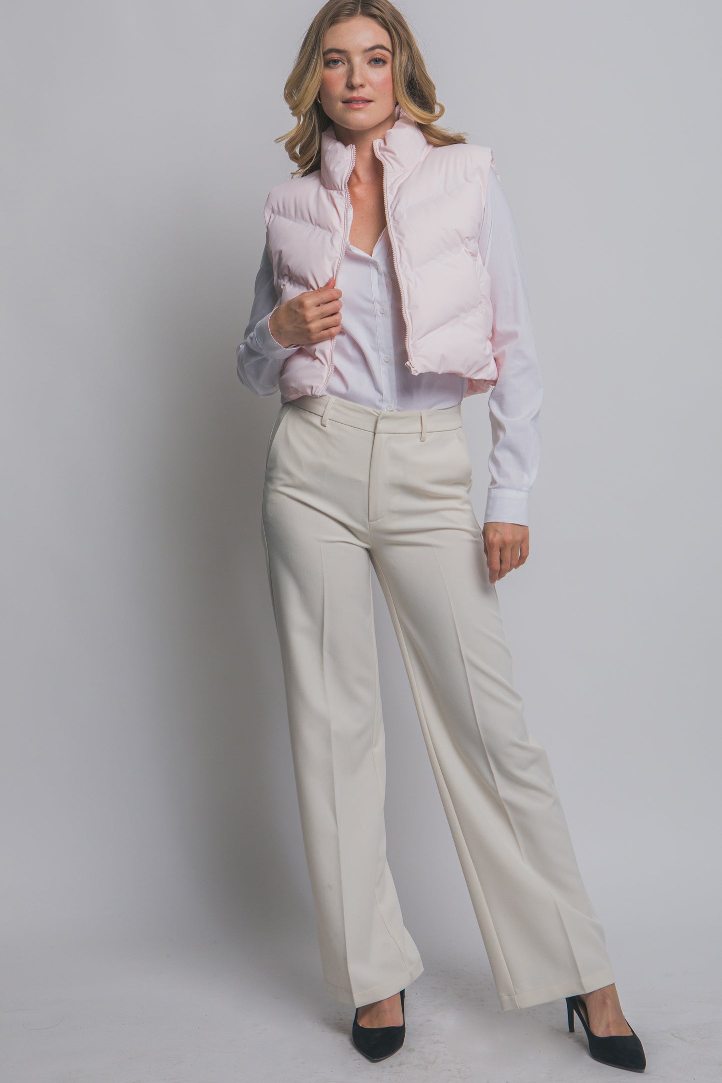 Chaleco acolchado moderno corte corto y cuello alto