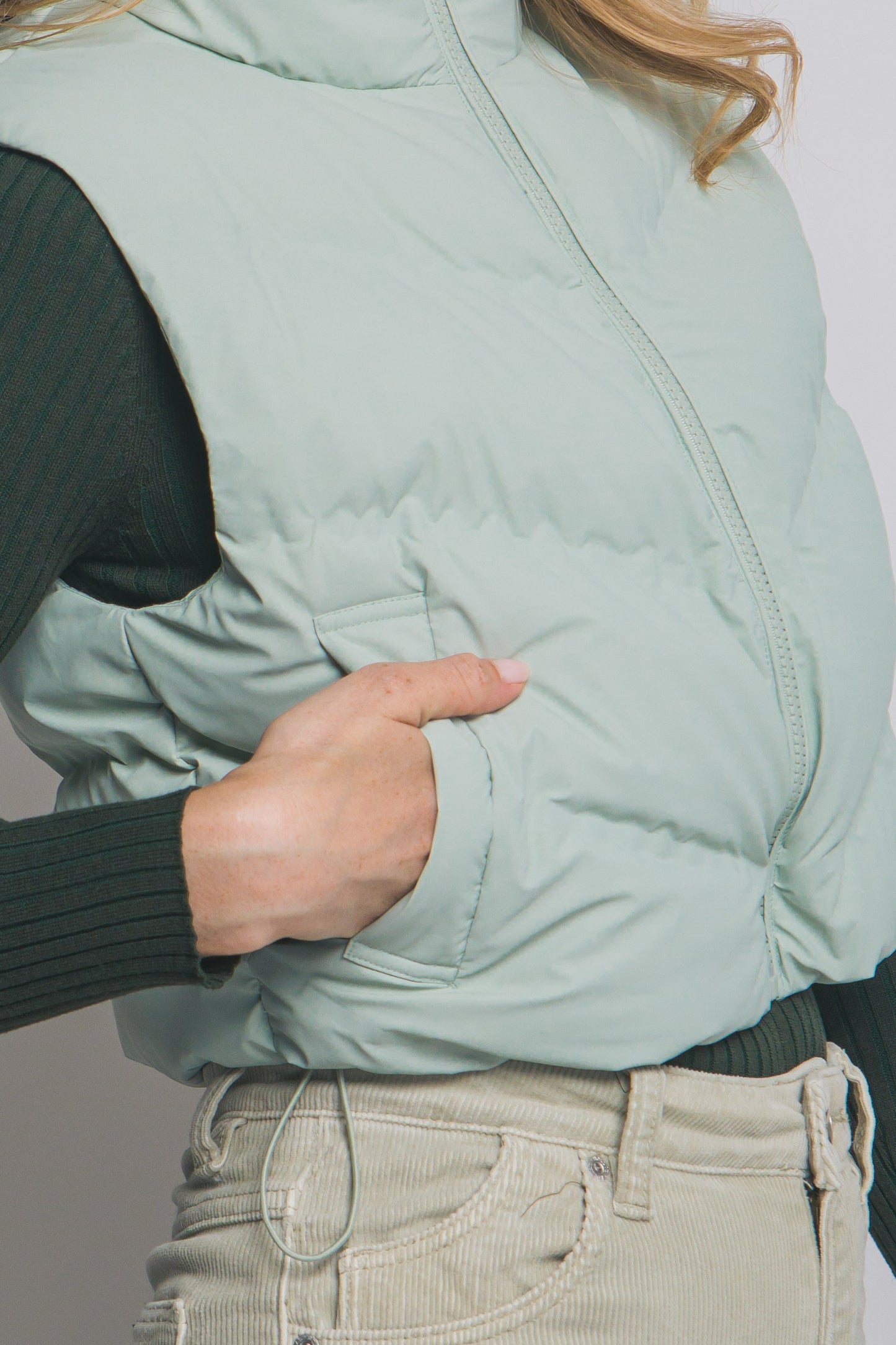 Chaleco acolchado moderno corte corto y cuello alto