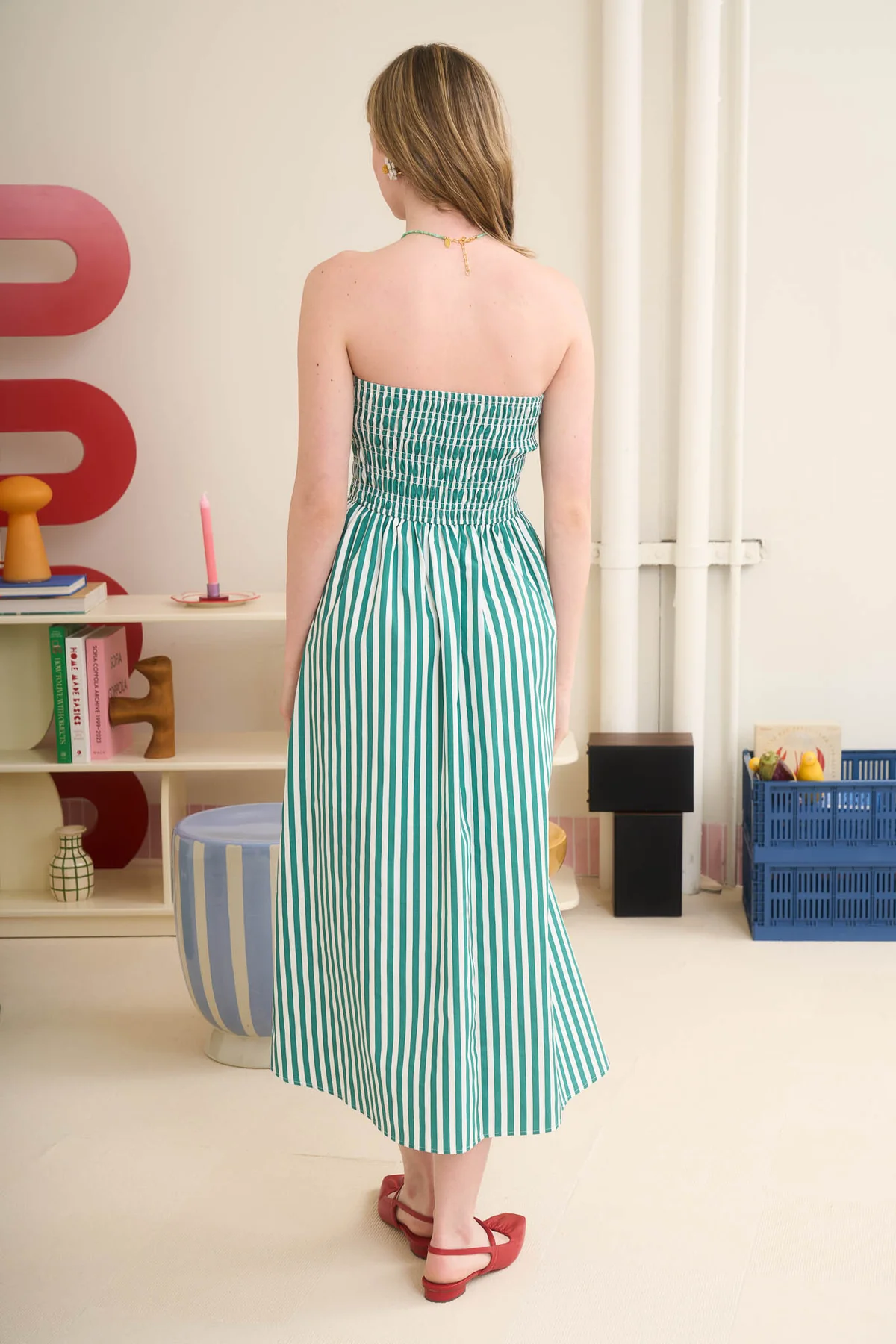 Vestido midi strapless y rayas verticales