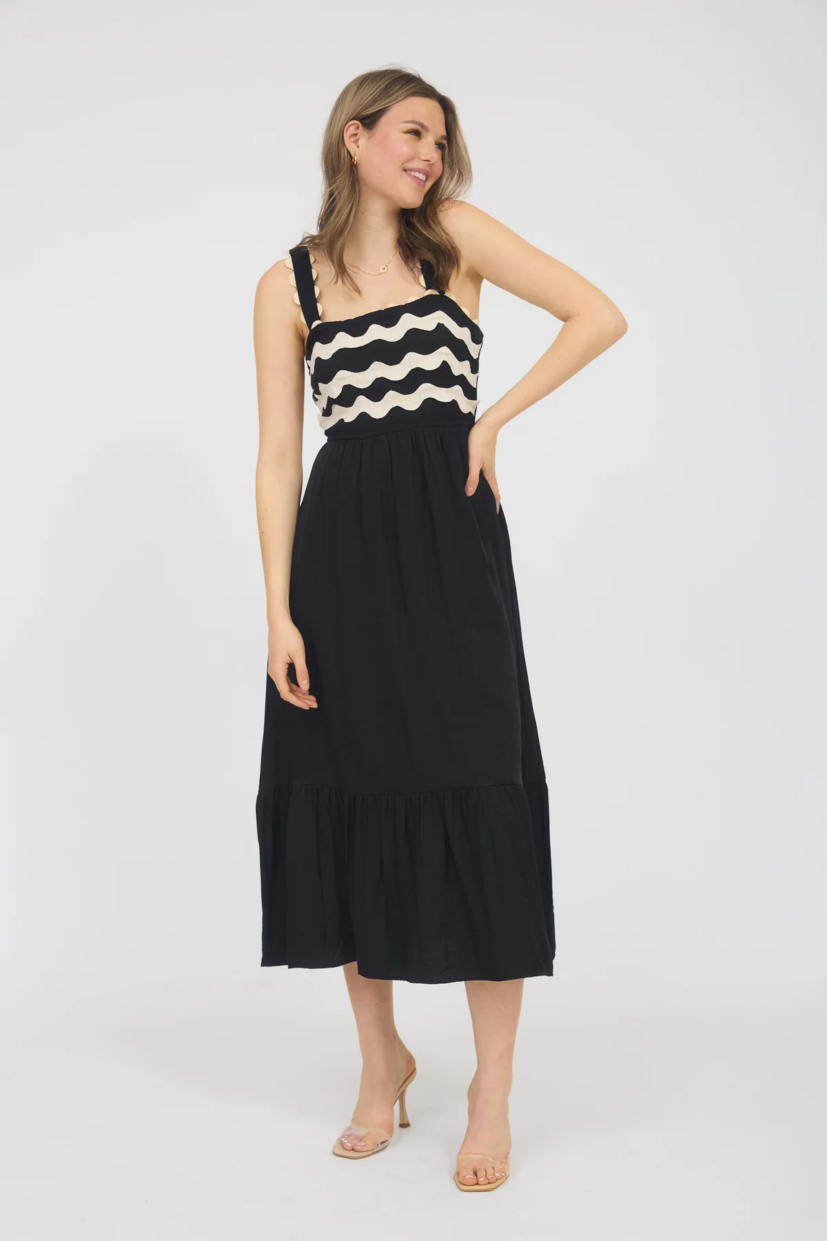 Vestido midi con escote cuadrado y detalle bordado