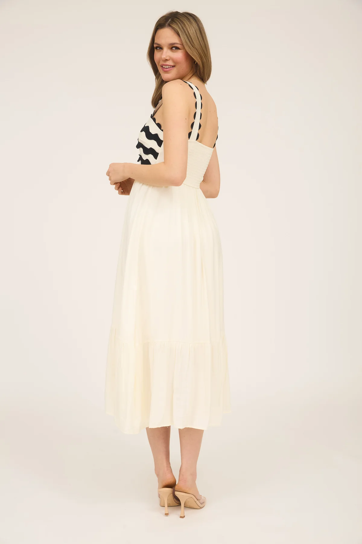 Vestido midi con escote cuadrado y detalle bordado