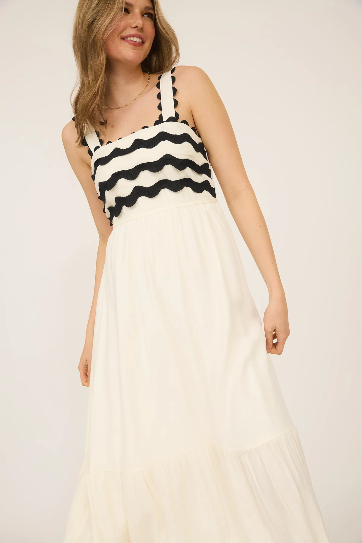 Vestido midi con escote cuadrado y detalle bordado