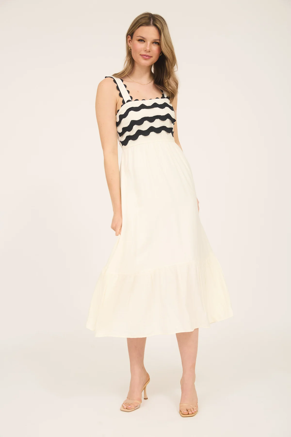 Vestido midi con escote cuadrado y detalle bordado