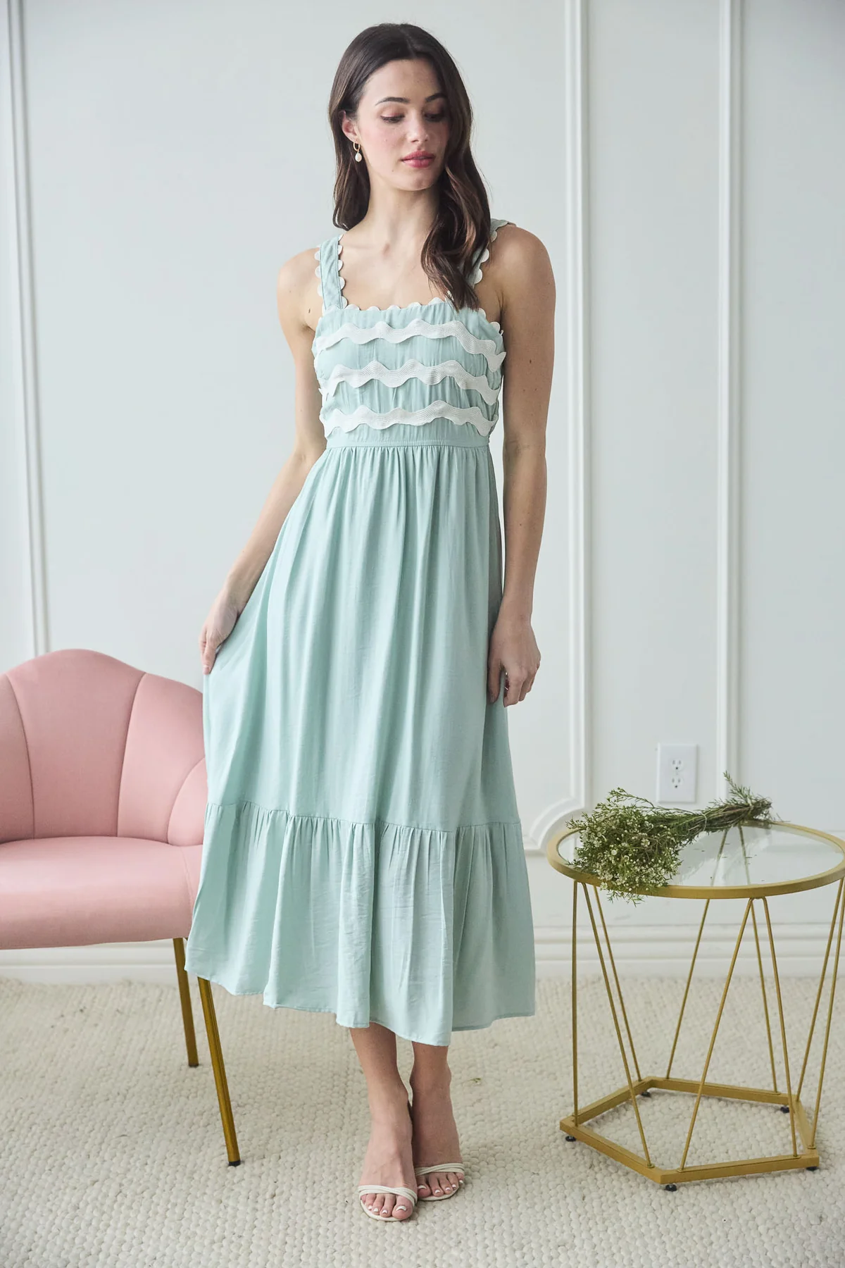 Vestido midi con escote cuadrado y detalle bordado