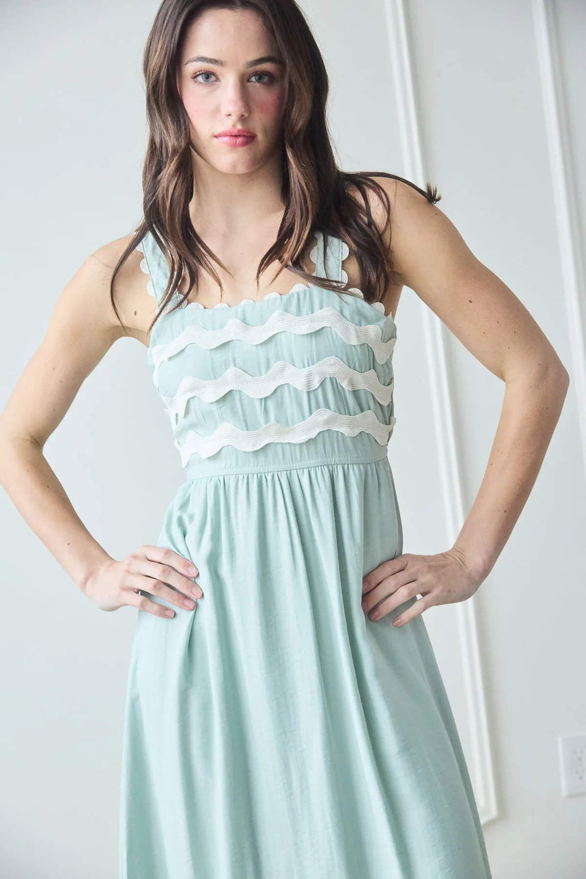 Vestido midi con escote cuadrado y detalle bordado