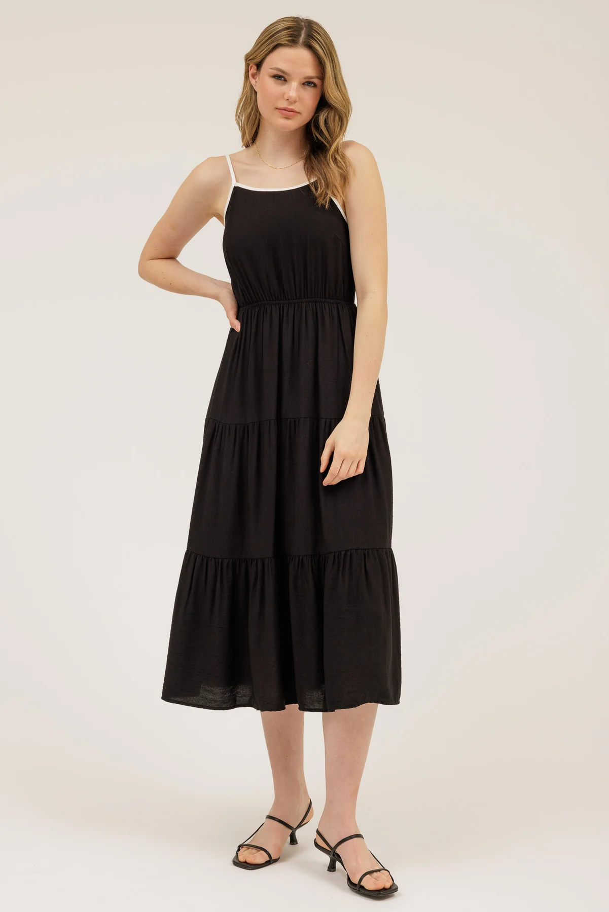 Vestido midi con moño en espalda y tirantes delgados