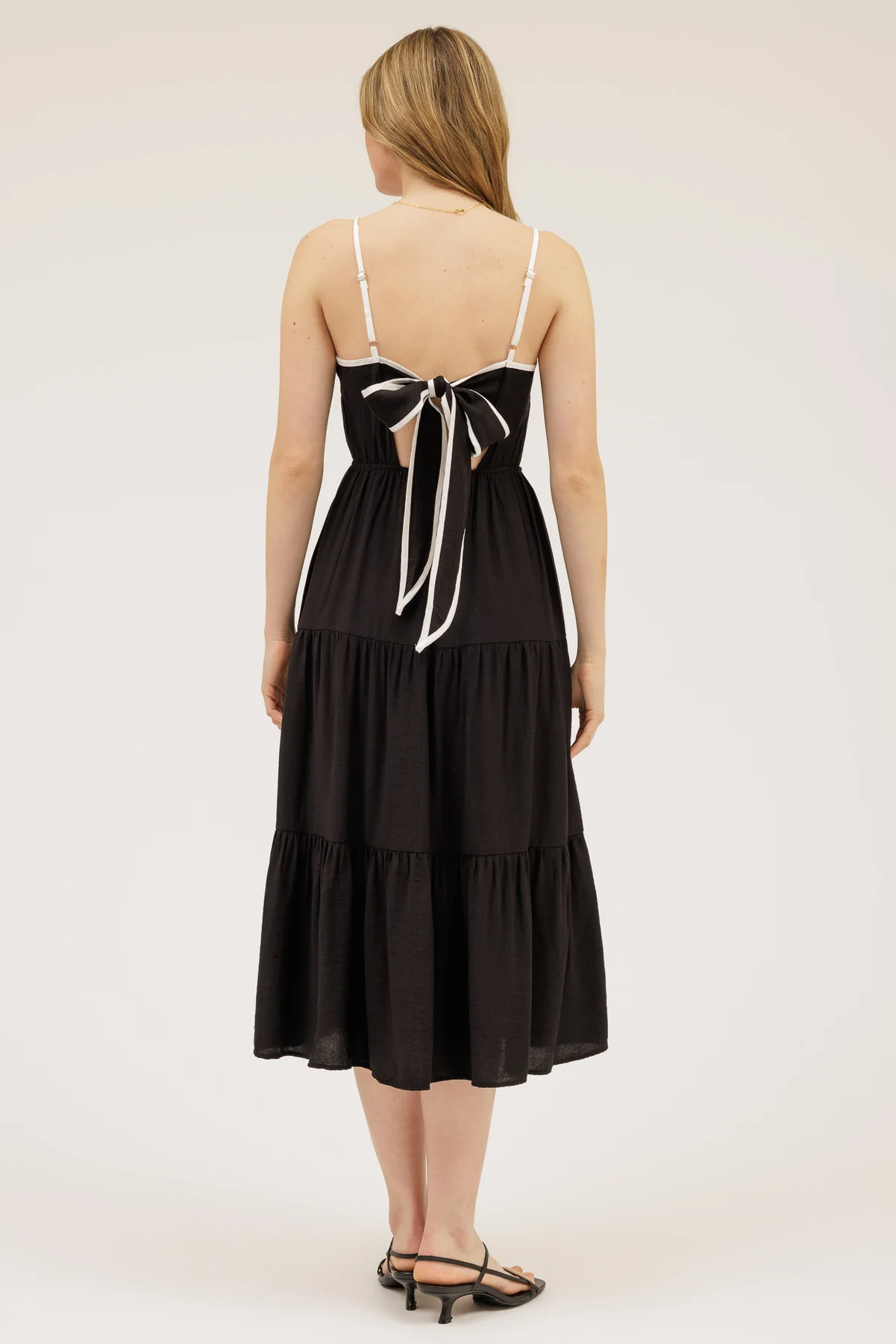 Vestido midi con moño en espalda y tirantes delgados