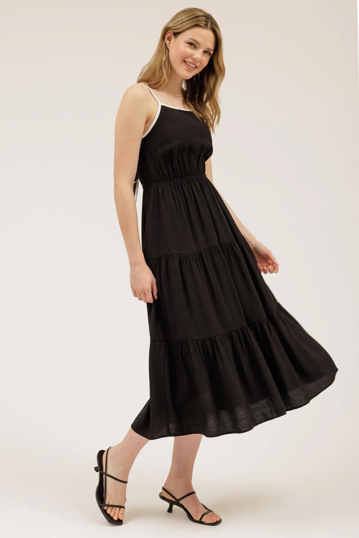 Vestido midi con moño en espalda y tirantes delgados