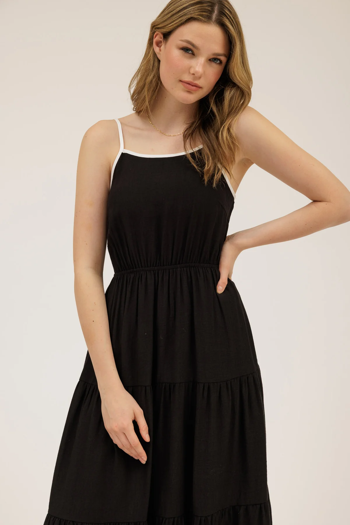 Vestido midi con moño en espalda y tirantes delgados