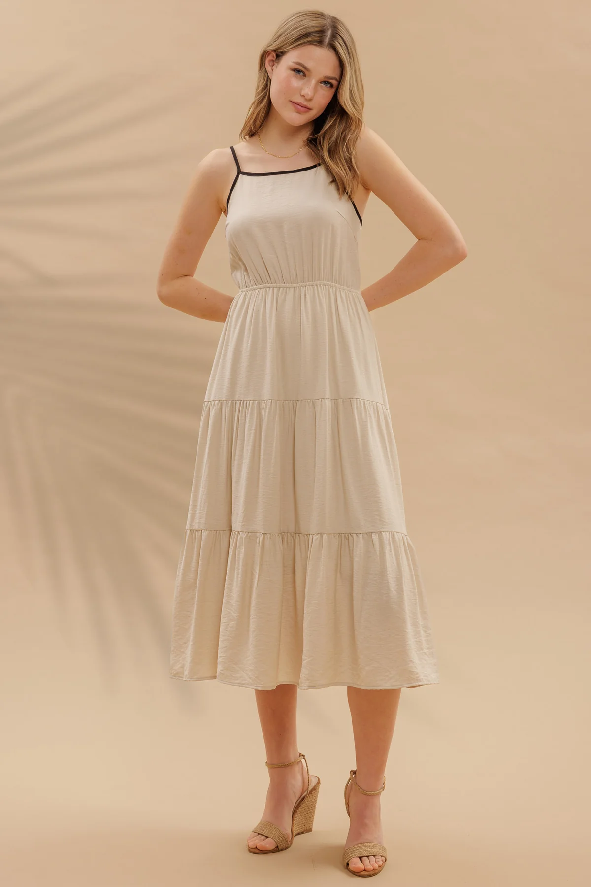 Vestido midi con moño en espalda y tirantes delgados