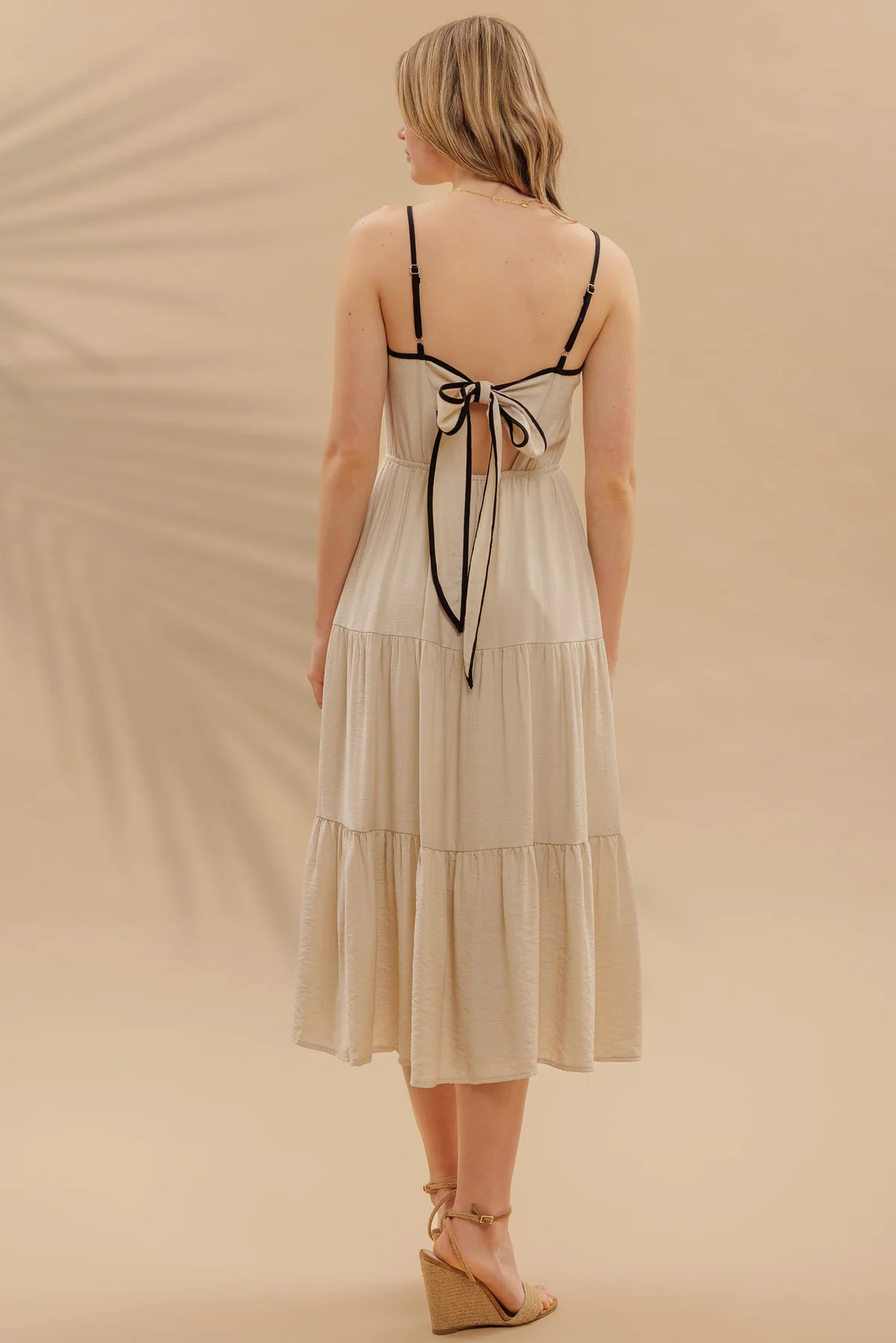 Vestido midi con moño en espalda y tirantes delgados