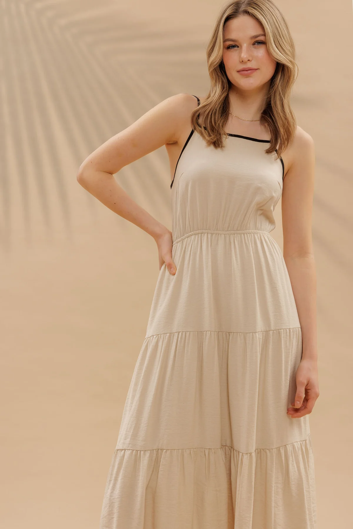 Vestido midi con moño en espalda y tirantes delgados