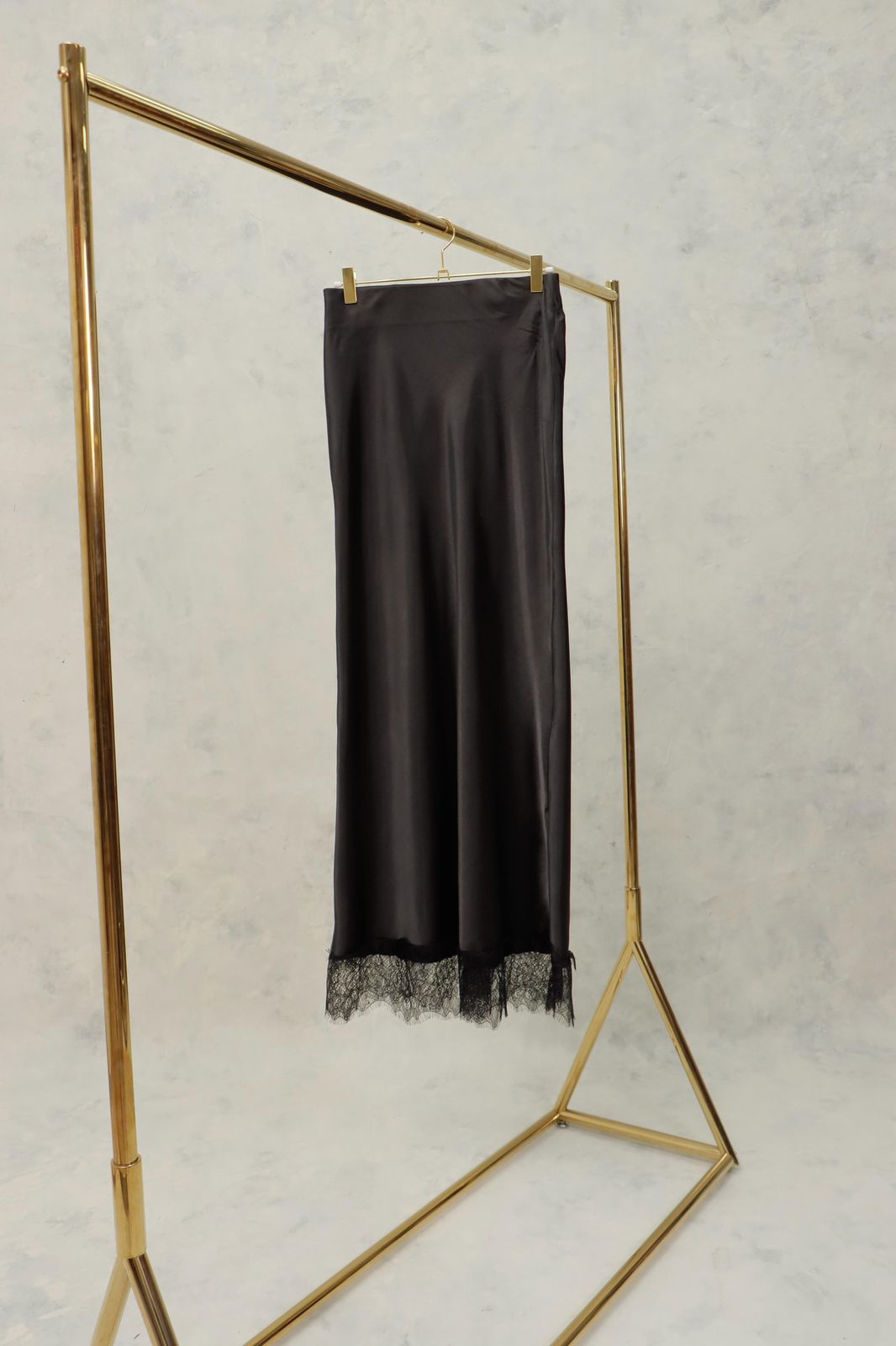 Falda midi satín con encaje elegante