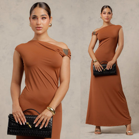 Vestido largo con diseño asimétrico y detalle metálico