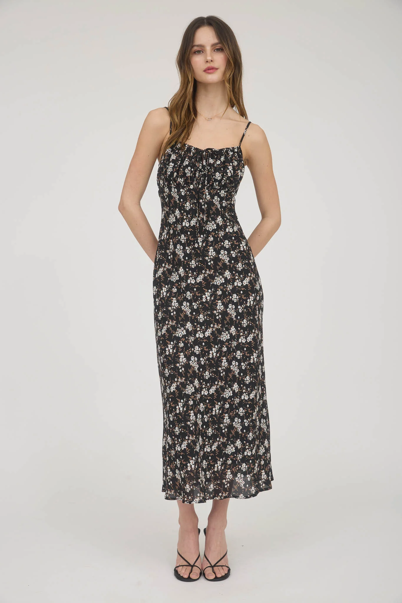 Vestido Midi Floral con Tirantes Delgados y Fruncido