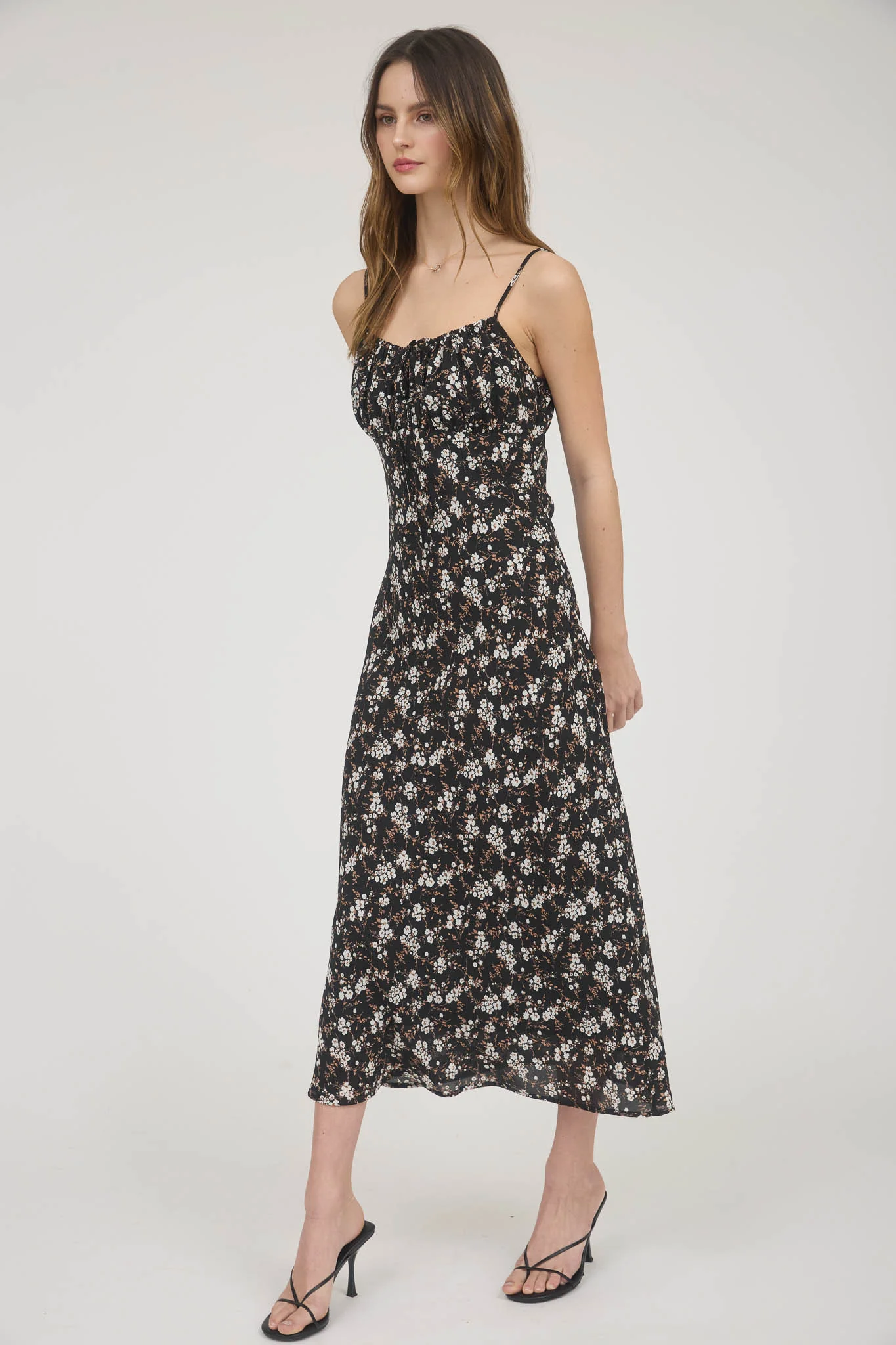 Vestido Midi Floral con Tirantes Delgados y Fruncido
