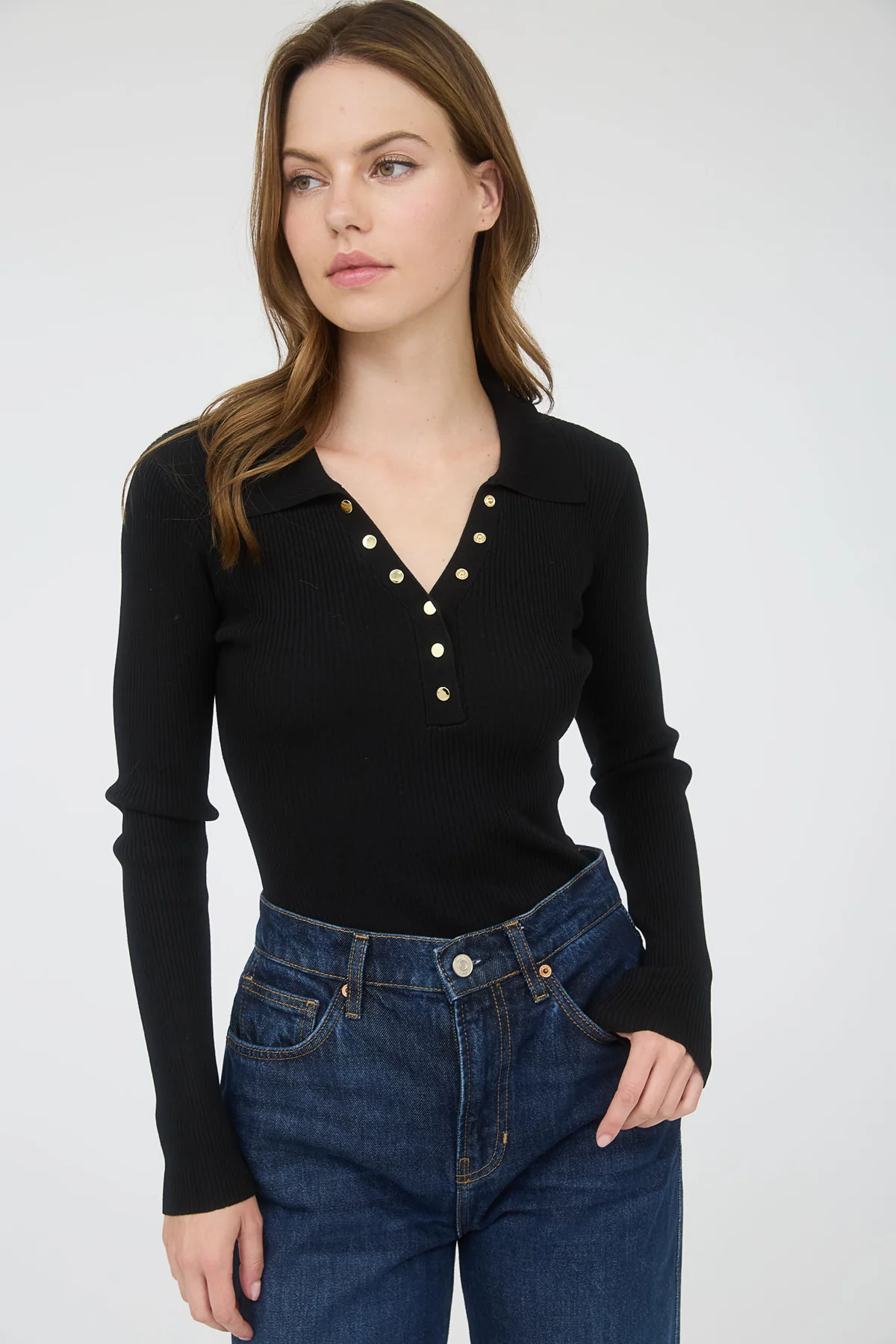 Blusa tipo polo con botones dorados y textura acanalada