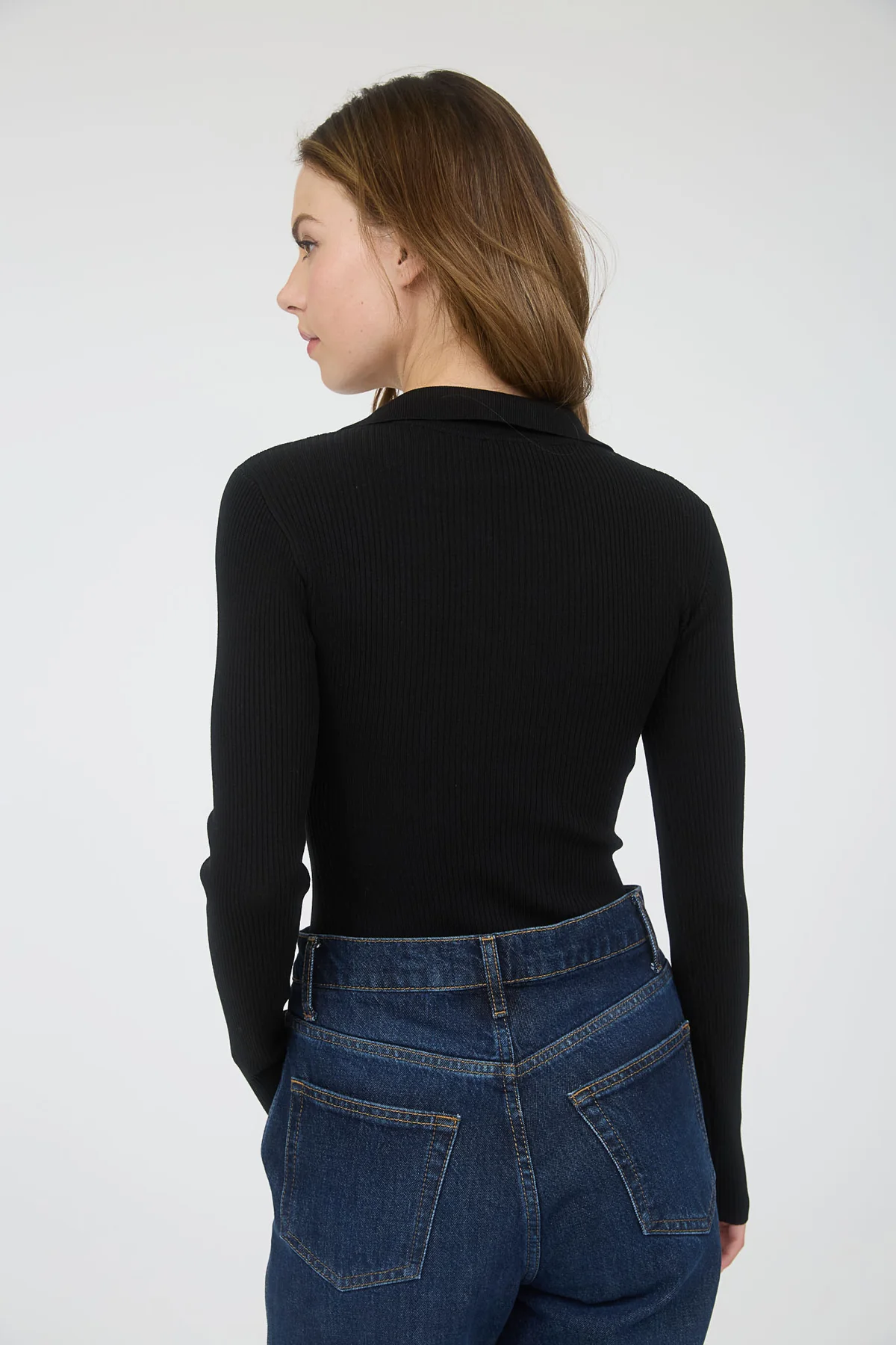 Blusa tipo polo con botones dorados y textura acanalada