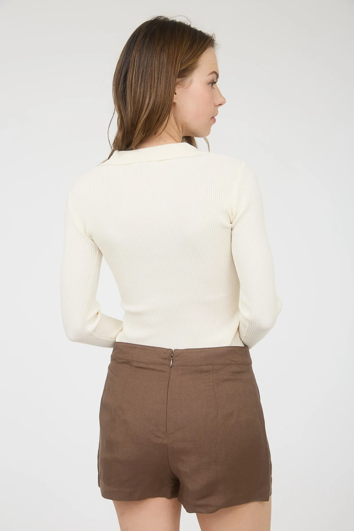 Blusa tipo polo con botones dorados y textura acanalada