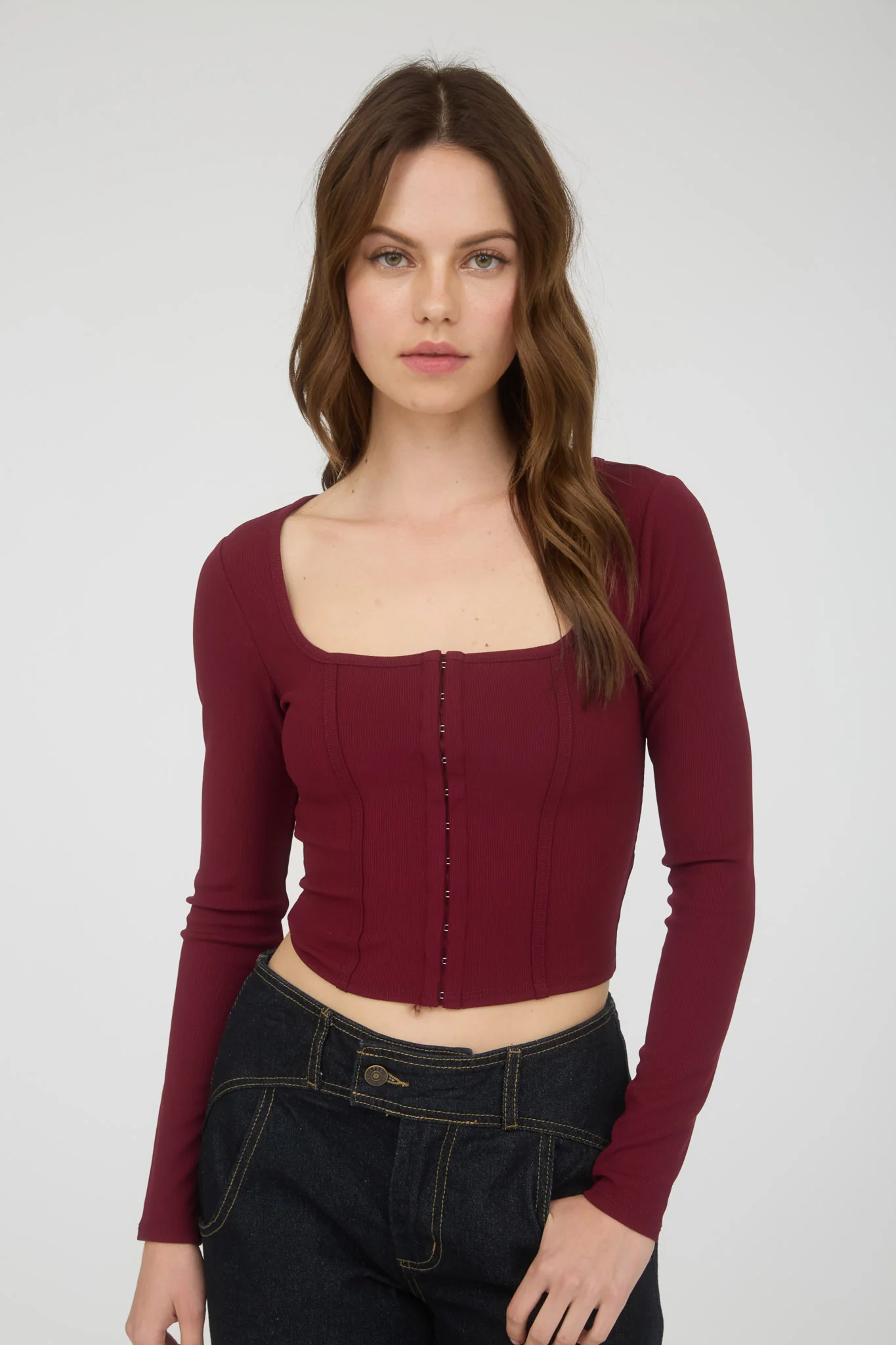 Top corto de punto con gancho delantero