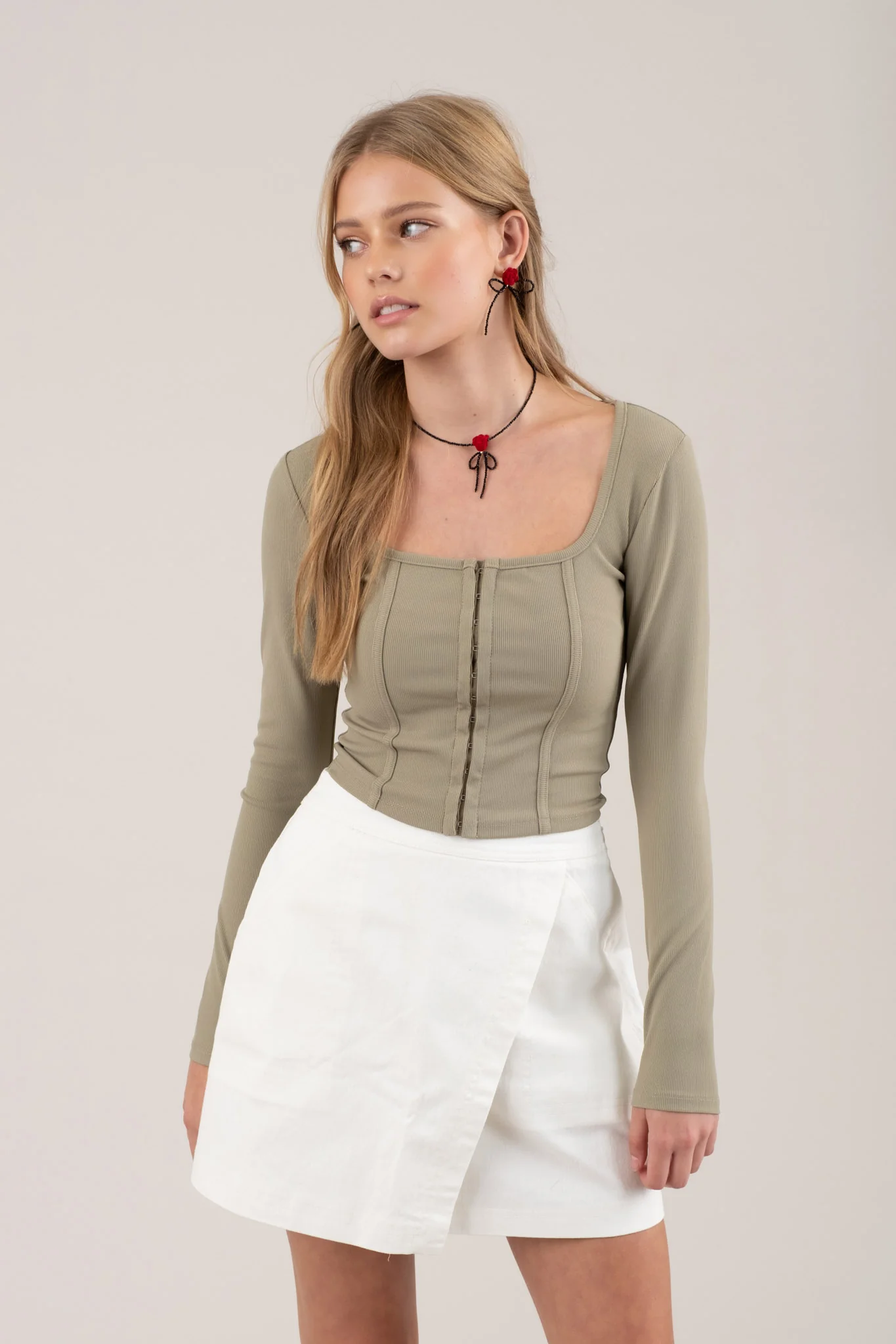 Top corto de punto con gancho delantero