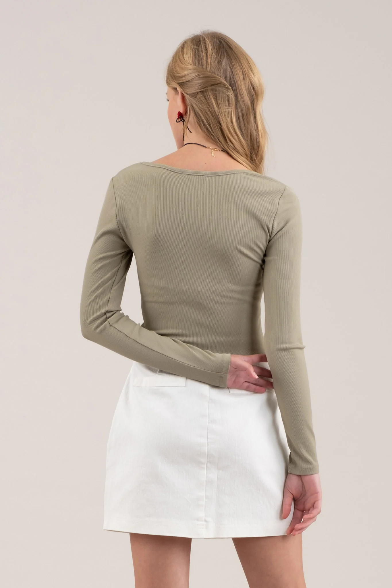 Top corto de punto con gancho delantero