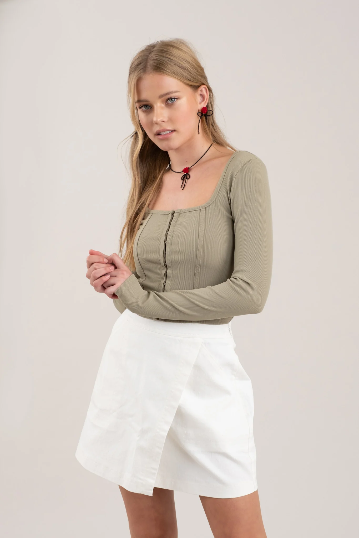 Top corto de punto con gancho delantero