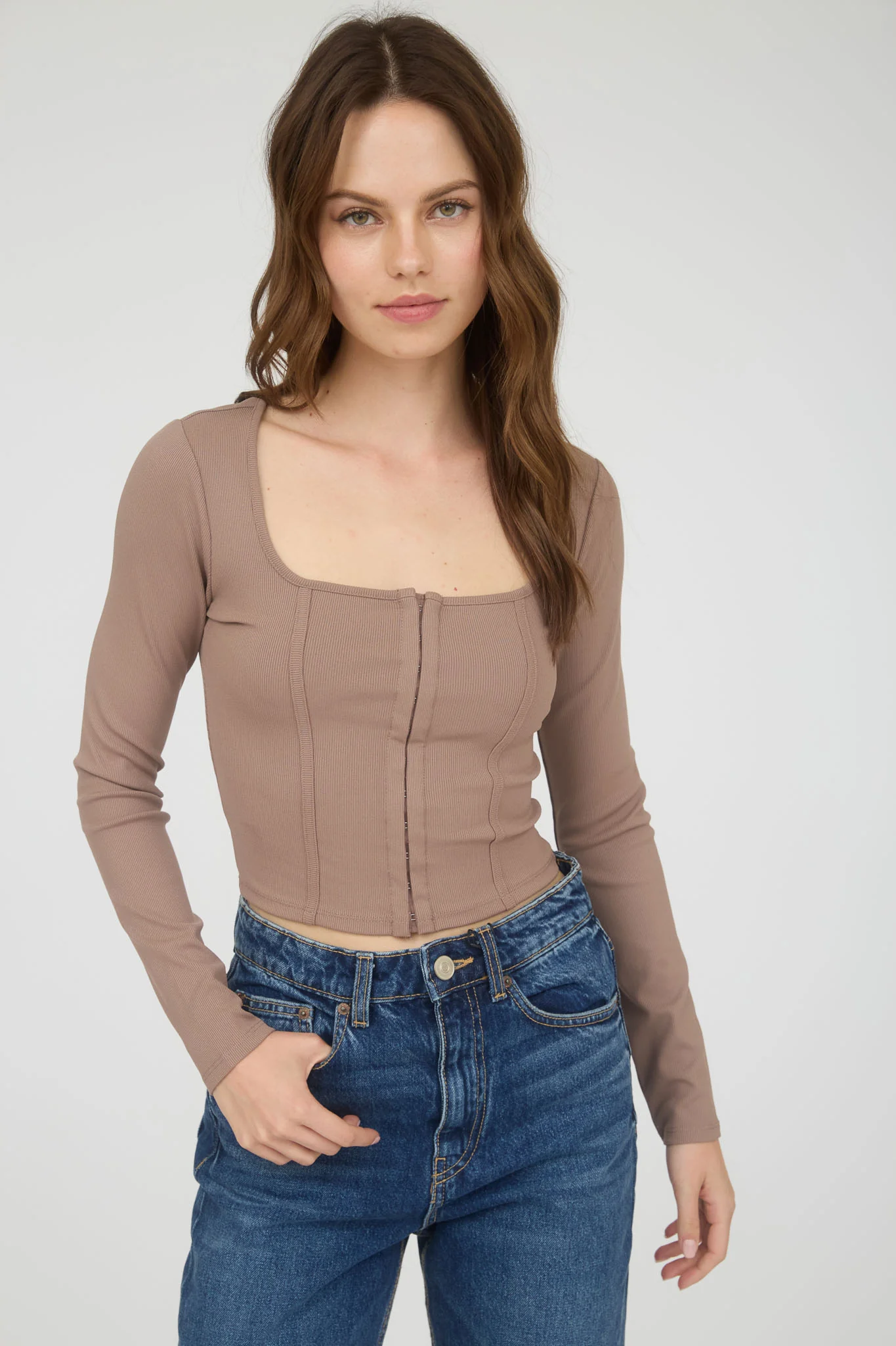 Top corto de punto con gancho delantero