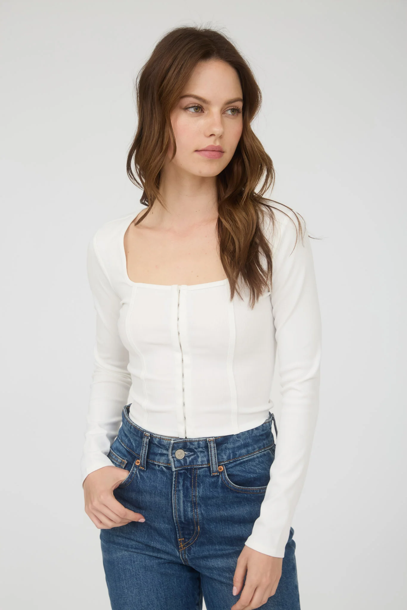 Top corto de punto con gancho delantero