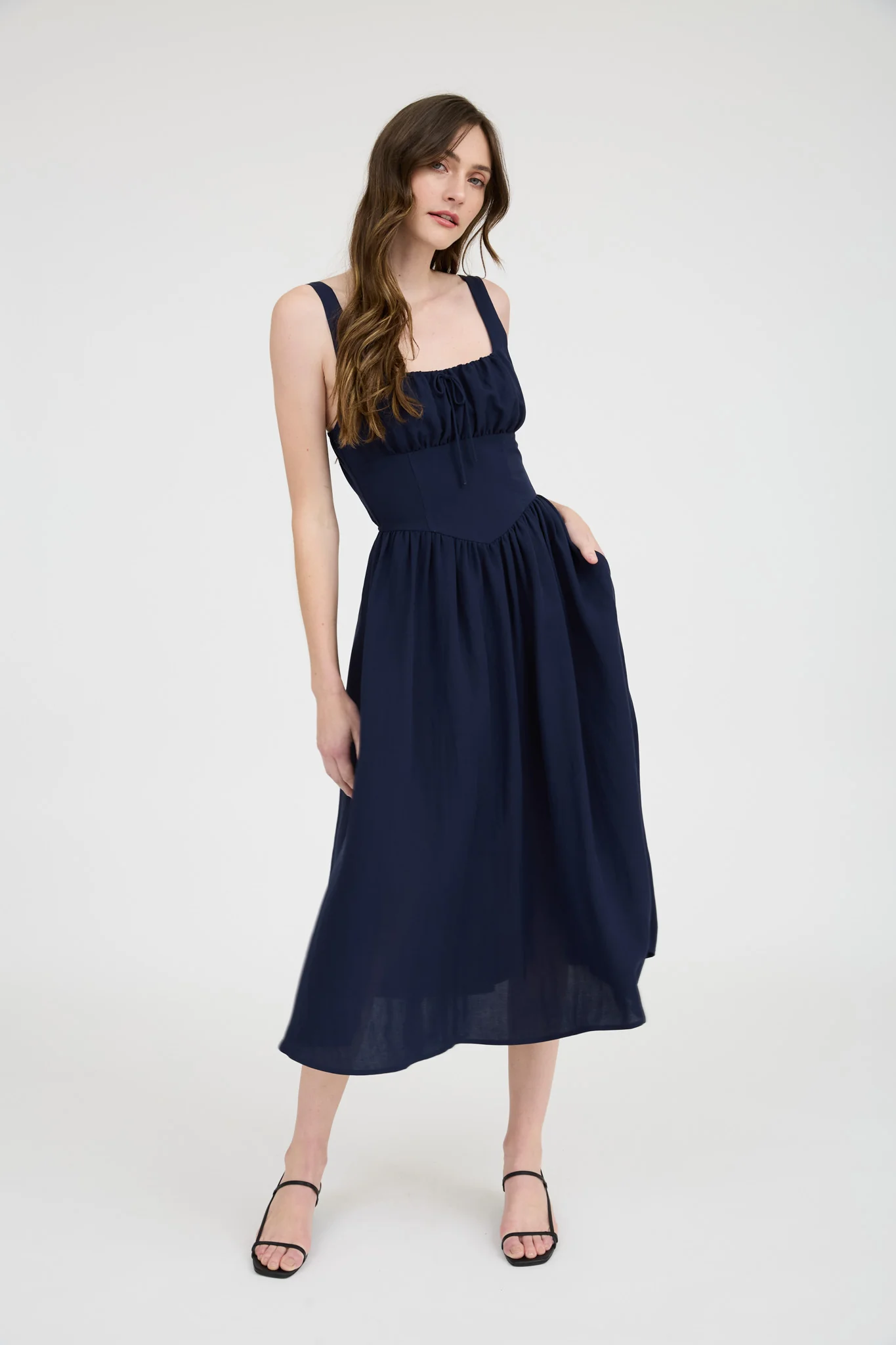 Vestido Midi con Detalles Fruncidos