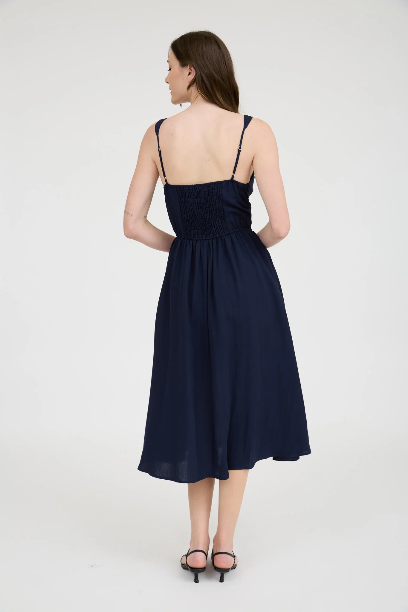 Vestido Midi con Detalles Fruncidos