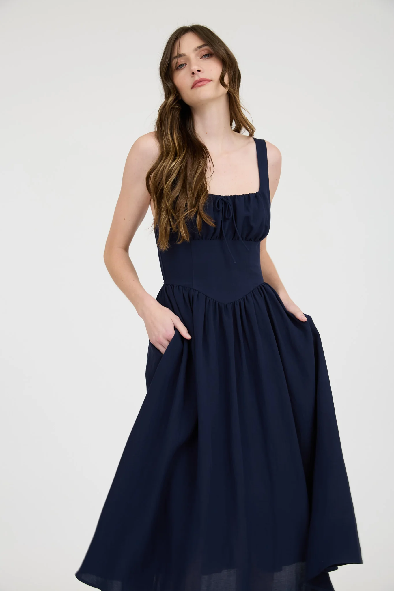 Vestido Midi con Detalles Fruncidos