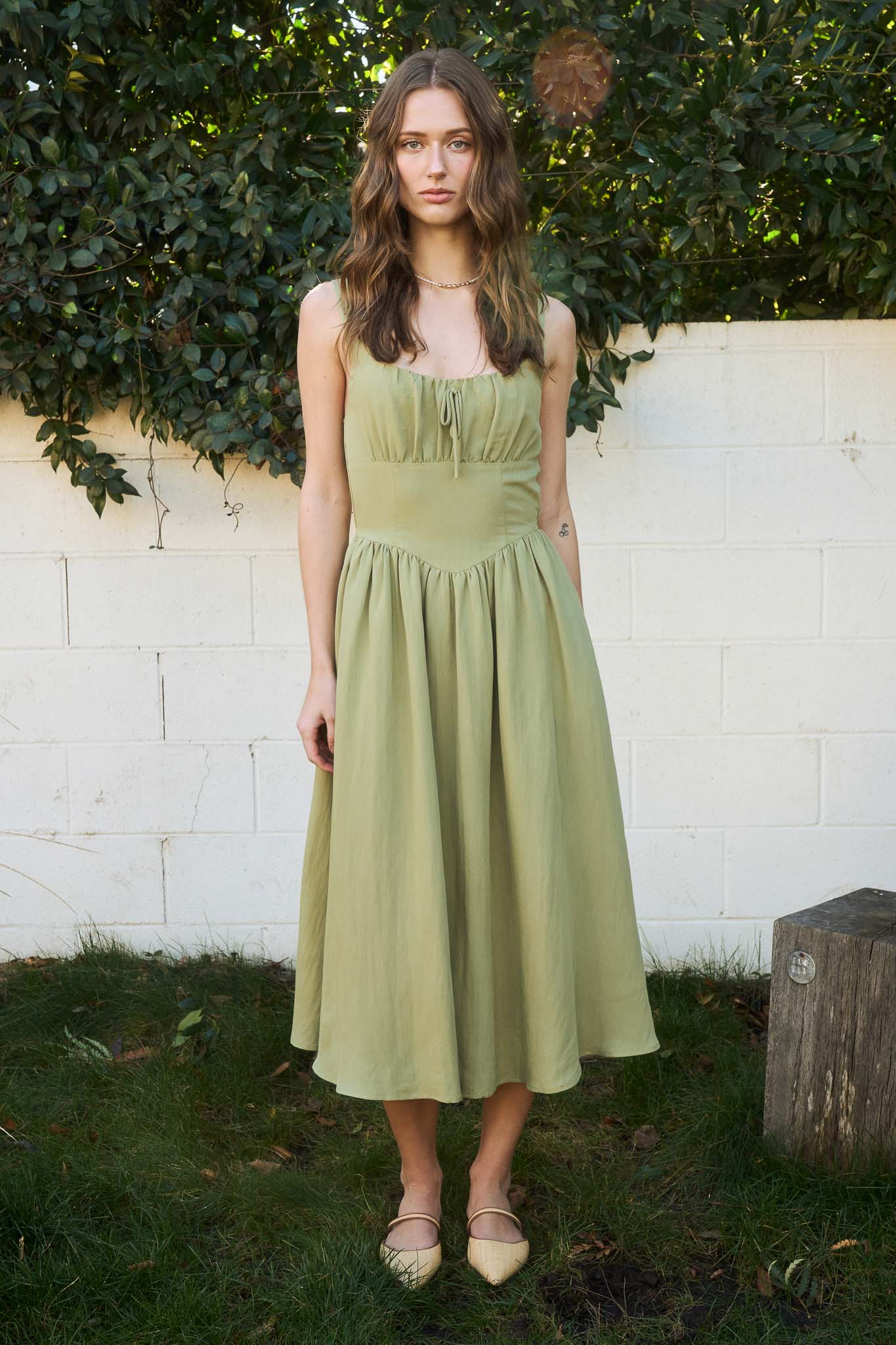 Vestido Midi con Detalles Fruncidos