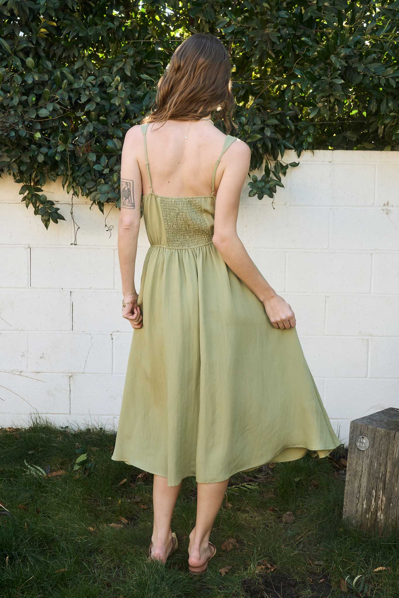 Vestido Midi con Detalles Fruncidos