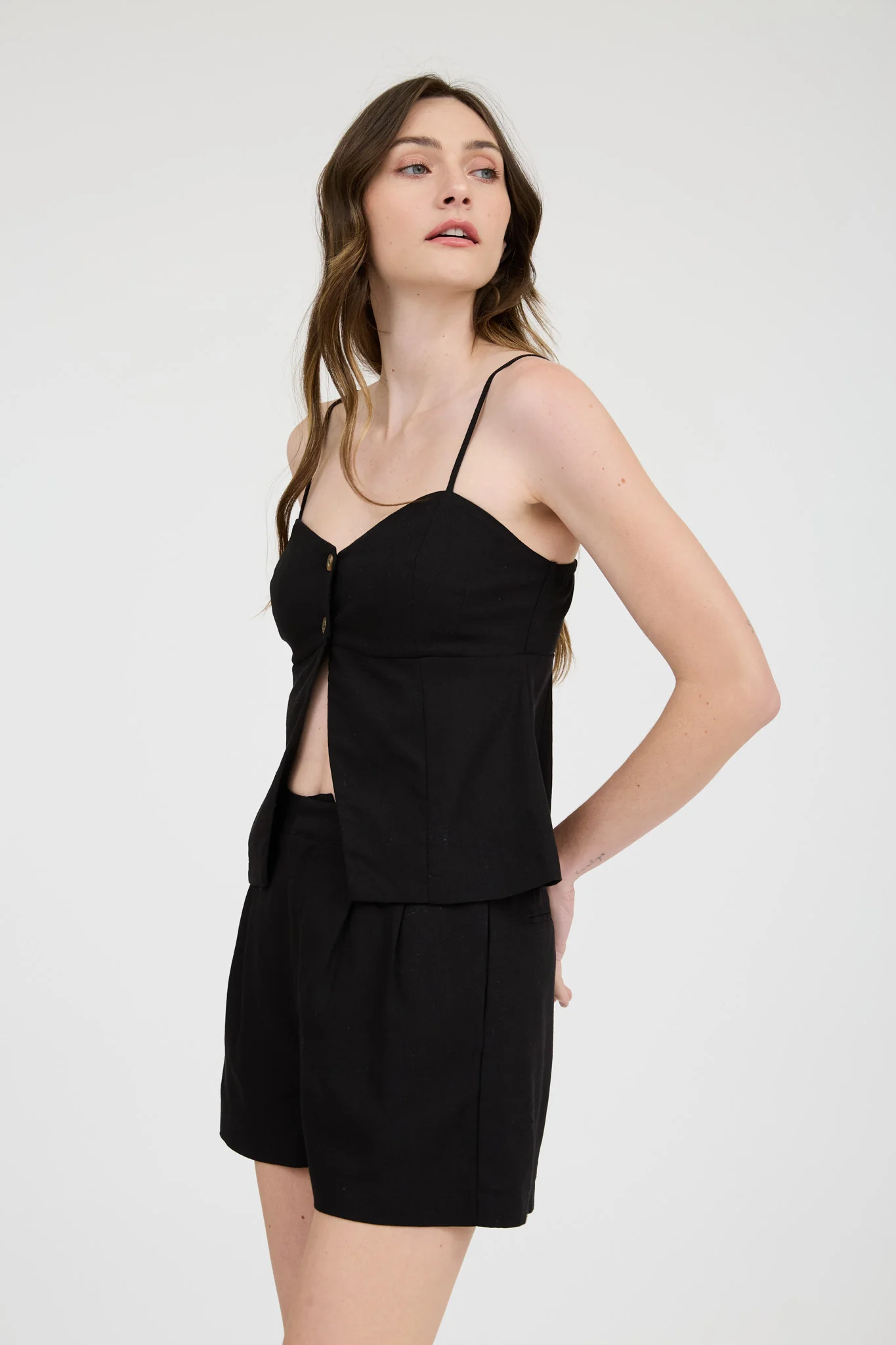Blusa strapless fruncida con corte fluido
