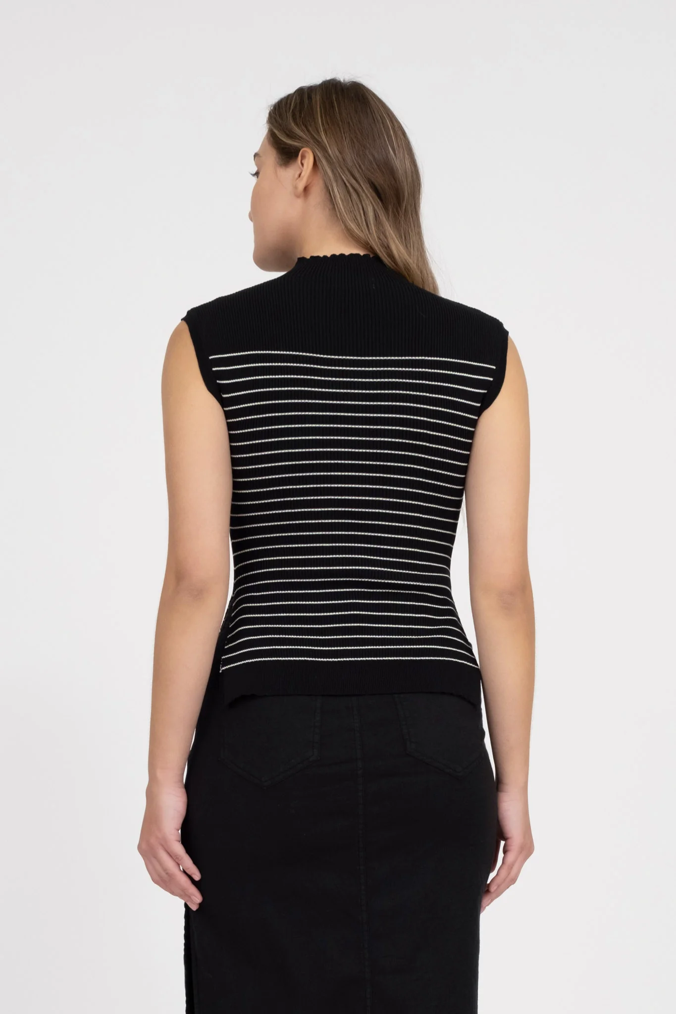 Top de punto rayado con cuello alto sin mangas