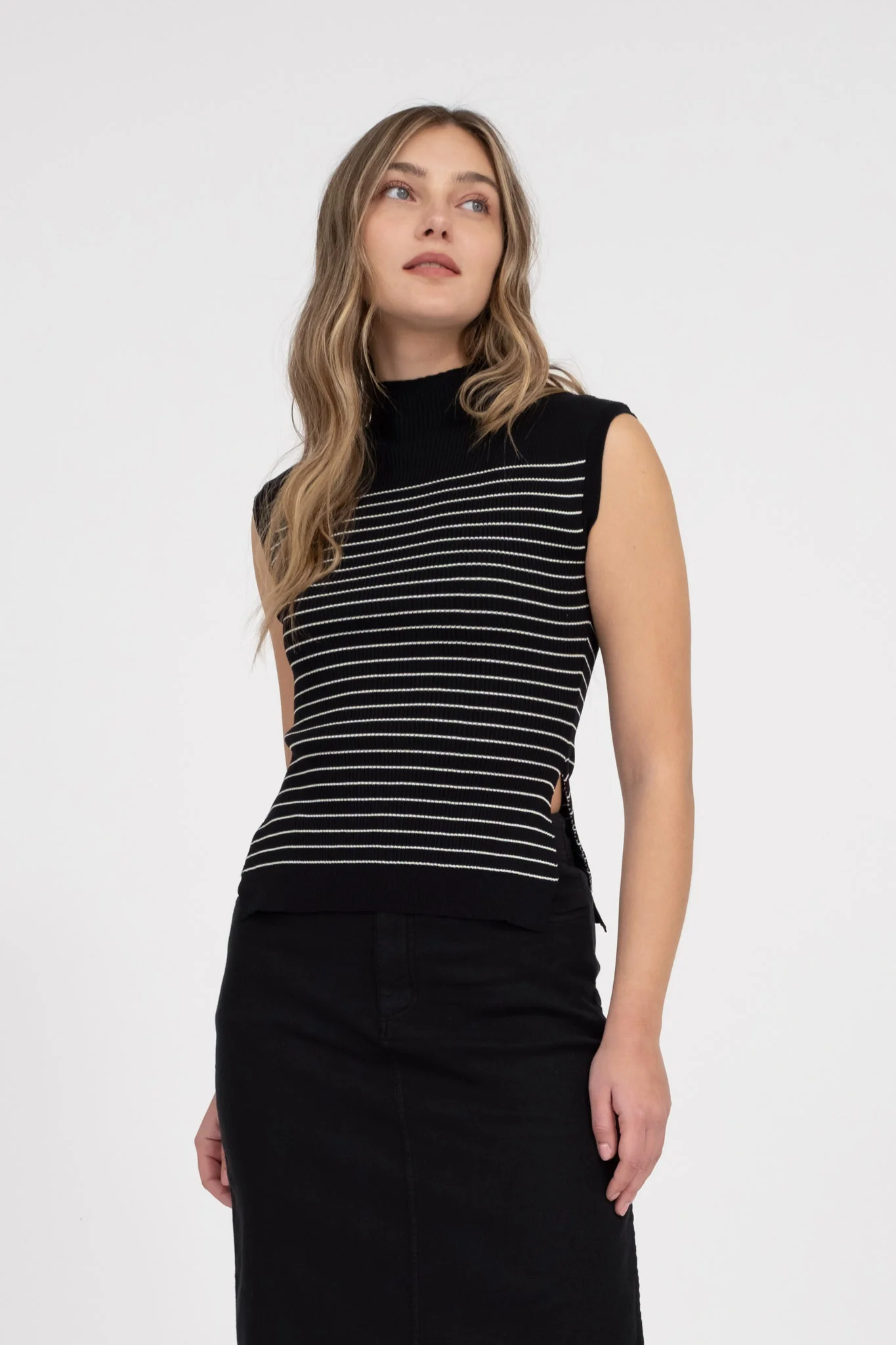 Top de punto rayado con cuello alto sin mangas