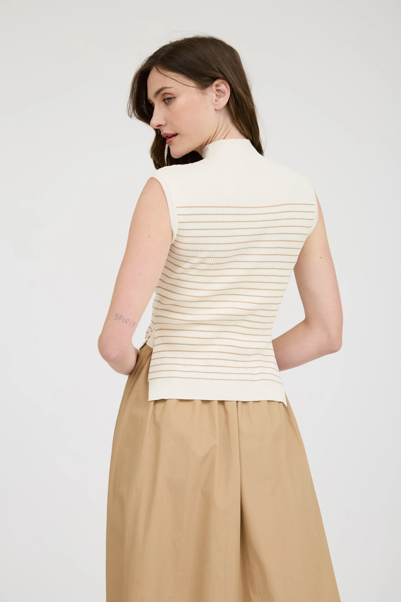 Top de punto rayado con cuello alto sin mangas