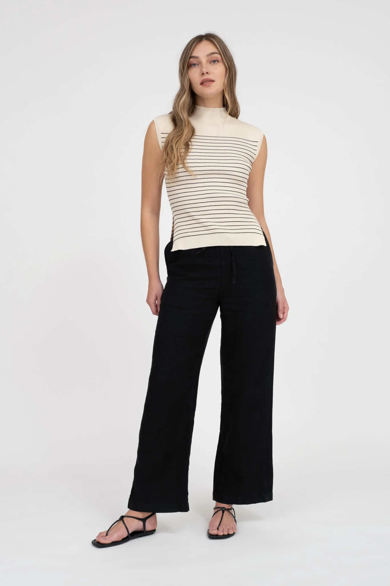 Top de punto rayado con cuello alto sin mangas