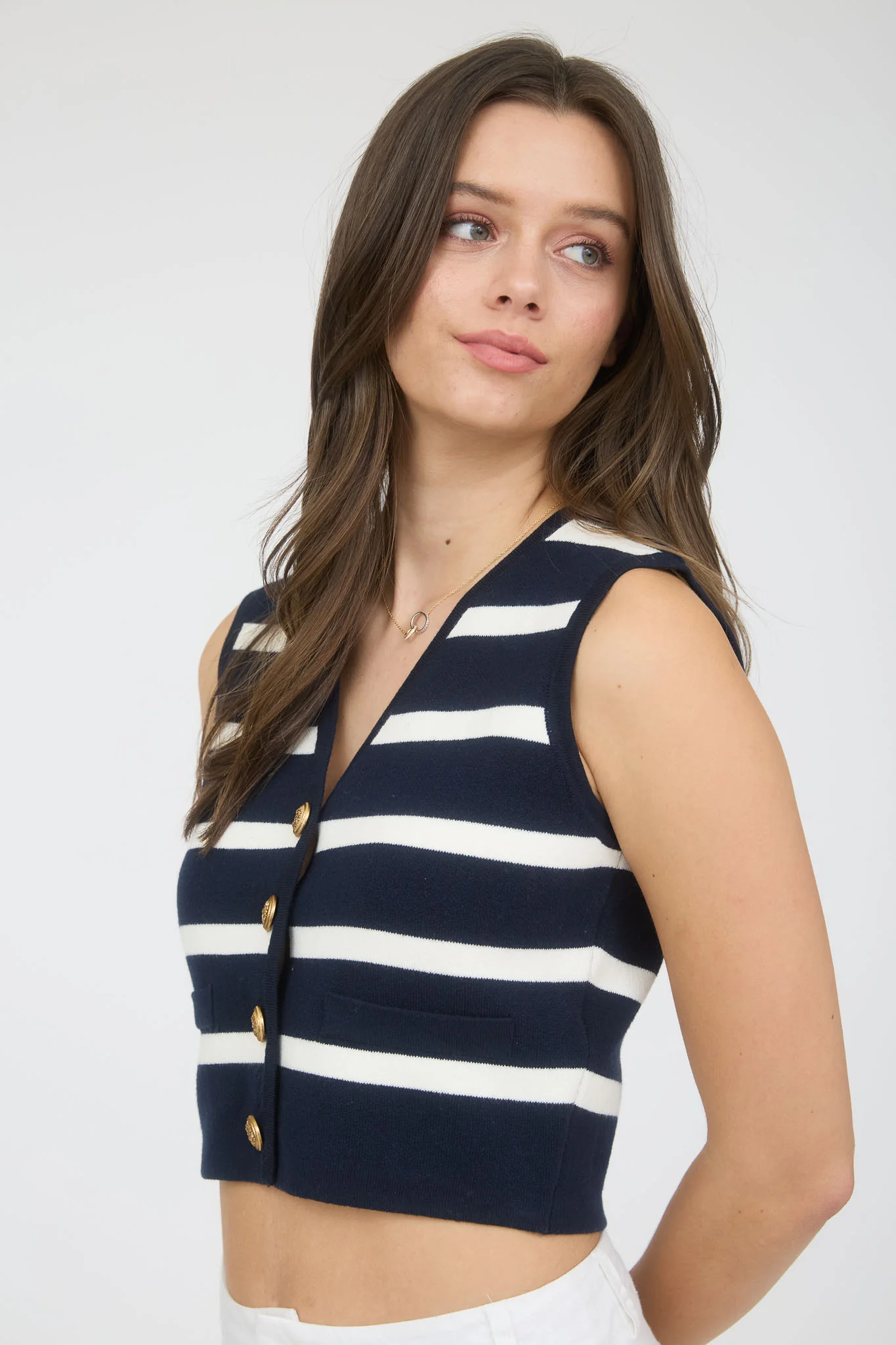 Top tejido rayado con botones dorados diseño estructurado
