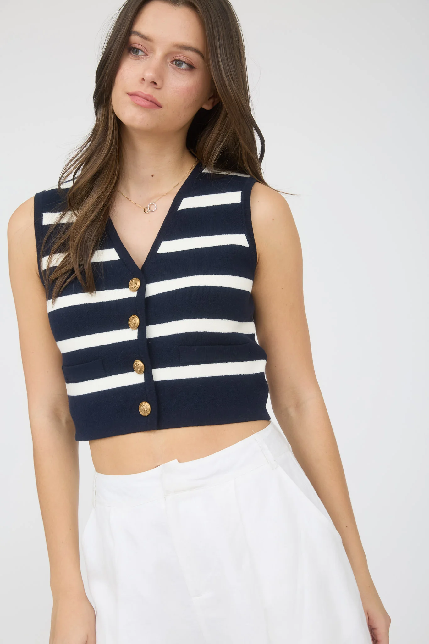 Top tejido rayado con botones dorados diseño estructurado