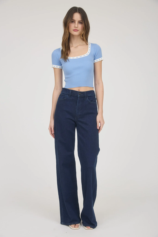 Top con detalle trenzado en escote