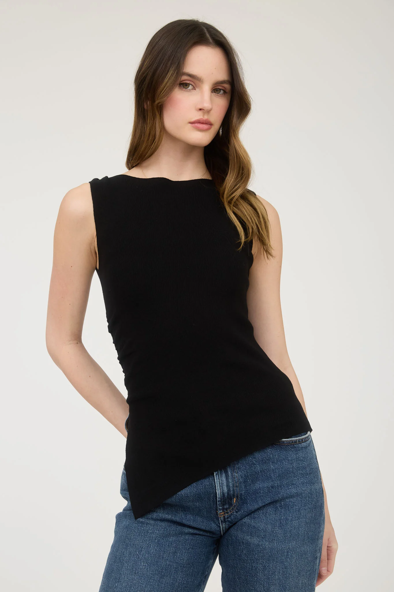 Blusa básica con corte asimétrico