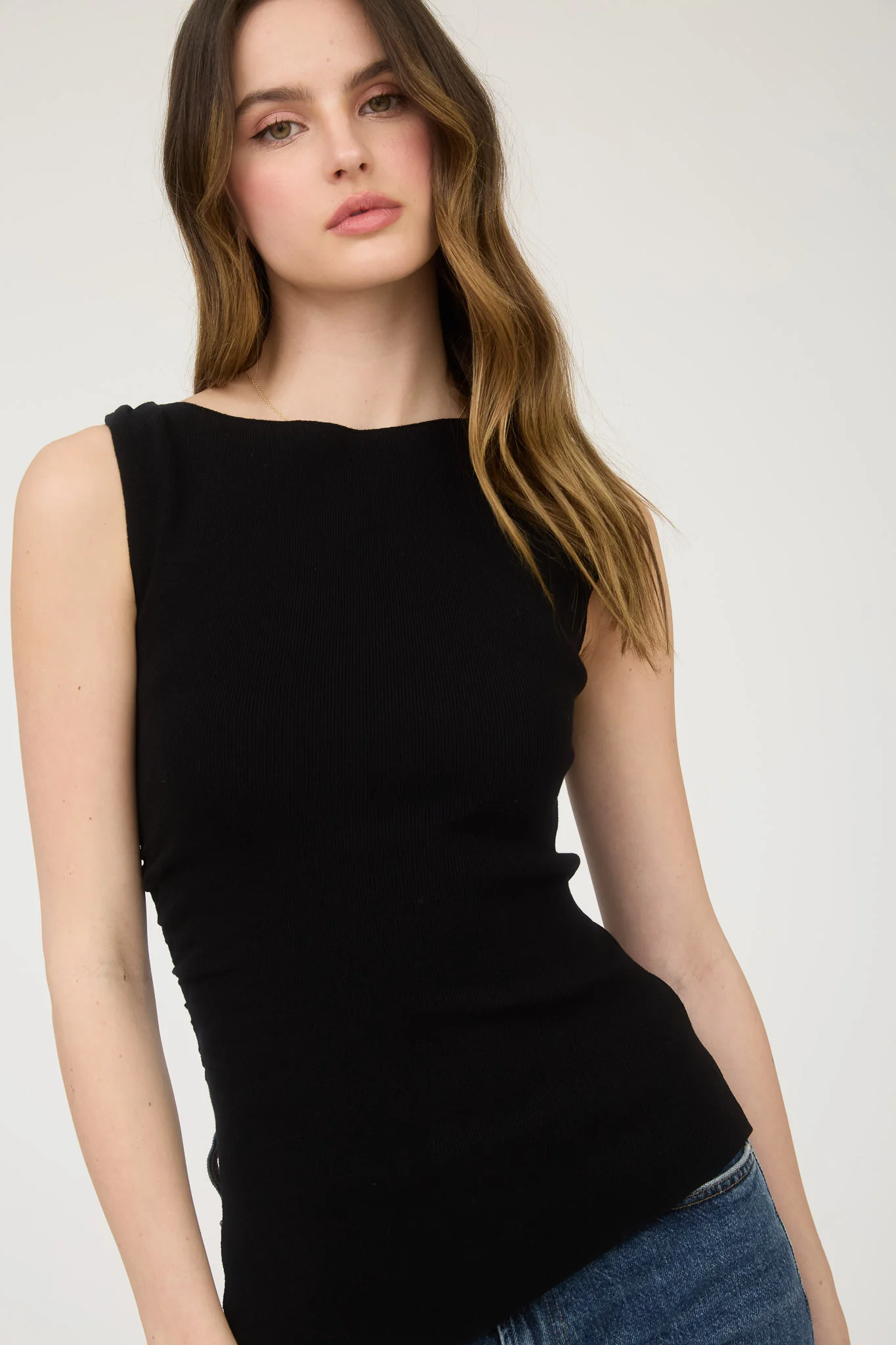 Blusa básica con corte asimétrico