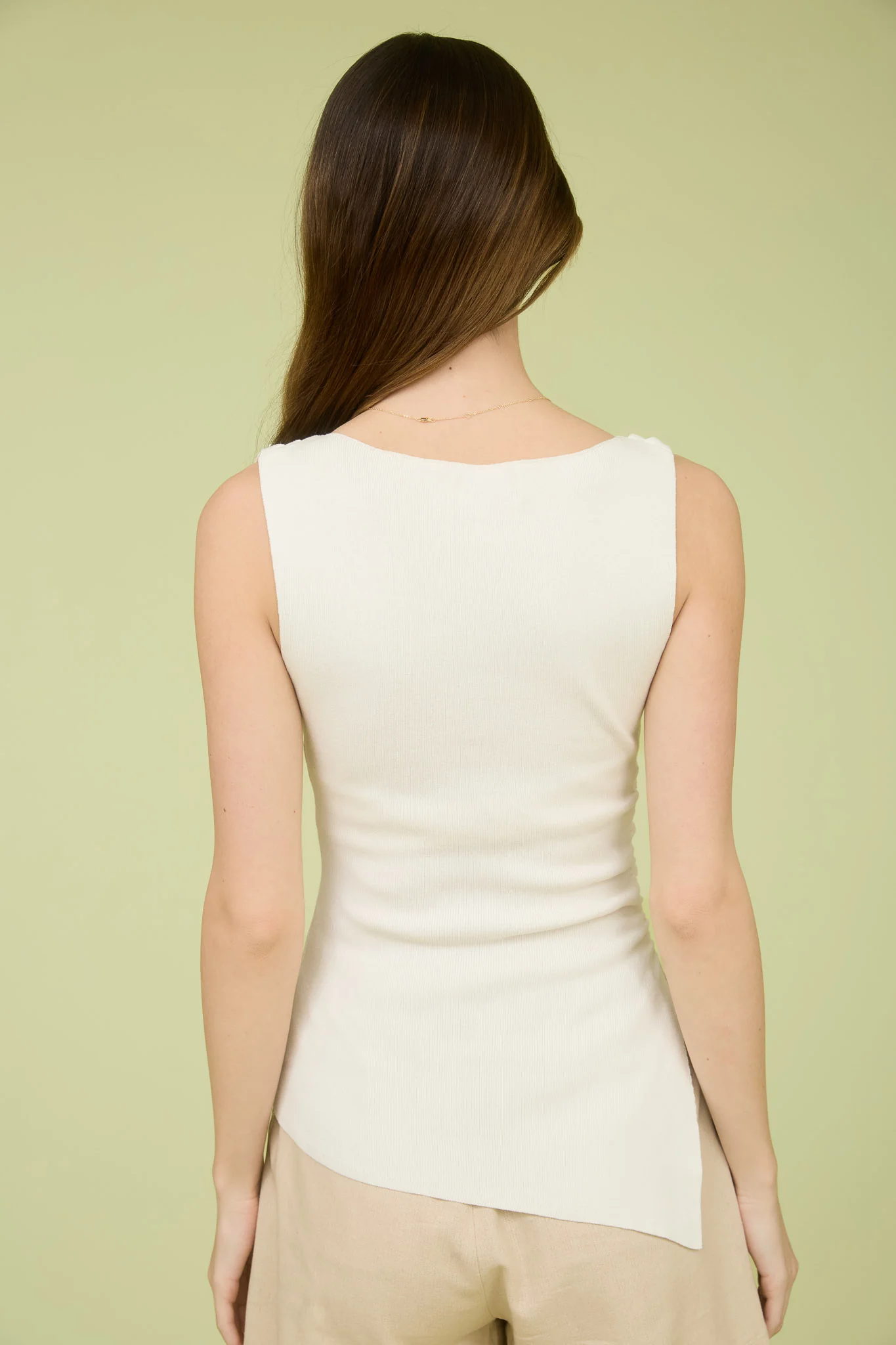 Blusa básica con corte asimétrico